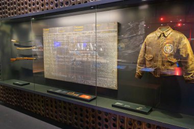 Alaska 'daki Aleutian Kampanyası 2. Dünya Savaşı Askeri Eserler Sergisi' nde üniformalar, silahlar ve havacılık malzemeleri yer alıyor. Anchorage Müzesi 'nde göster. Yayın 25.10.25 Anchorage.