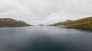 Alaska 'nın manzaralı hava manzarası. Unalaska, Alaska 'daki sessiz bir körfezin havadan görüntüsü. Hollanda Limanı, Aleutian Adaları 'nın engebeli, ücra bir köşesinde. Unalaska sahil şeridinin hava görüntüsü.