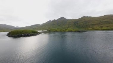 Unalaska Körfezi 'nin havadan görünüşü. Hollanda Limanı üzerinde İHA uçuşu. Dağlı Alaska Hava Görüntüsü. İHA 'dan El değmemiş Alaska Sahil Hattı. Aleutian Adaları 'nın uzak doğasının manzarası. 