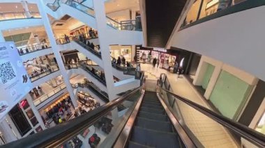 Modern Anchorage AVM 'de Tatil Mevsimi Alışveriş Aktivitesi. Anchorage 28.11.25 'te büyük bir alışveriş merkezinin içinde pürüzsüz bir yürüyen merdiven.