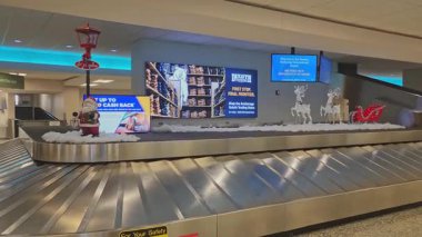 Anchorage 'daki Ted Stevens Uluslararası Havalimanı' nda Noel ve Yeni Yıl ile süslenmiş bagaj teslim noktası 24.12.2025