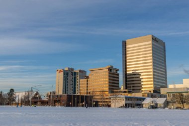 Alaska 'da sakin ve açık bir günde gün batımında Anchorage şehir merkezindeki manzaralı kış manzarası. 19.01.2026