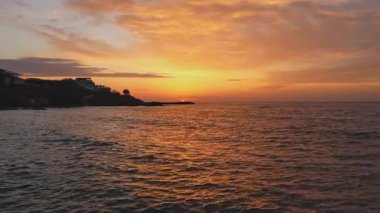 Bulgaristan 'ın Burgaz kentindeki Sveti Vlas' ta Karadeniz üzerinde güzel bir altın gün doğumu.