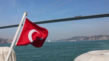 Türk bayrağı İstanbul ve İstanbul Boğazı 'na karşı bir turizm gemisinde dalgalanıyor