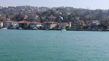 İstanbul 'un Asyalı tarafının İstanbul Boğazı boyunca giden bir gemiden görünüşü. Boğaz teknesi geziyor..