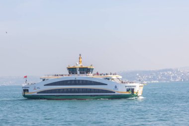 İstanbul, Türkiye 'de İstanbul üzerinden insan taşıyan büyük bir yolcu feribotu 02.03.2026. İstanbul 'un ulaşım altyapısı.