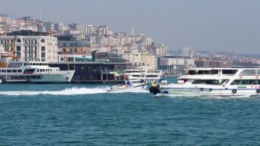 Bir polis devriye botu İstanbul, İstanbul, Türkiye 'de 02.03.2026' da bir yolcu feribotunun yanından geçiyor. Türk Sahil Güvenlik.