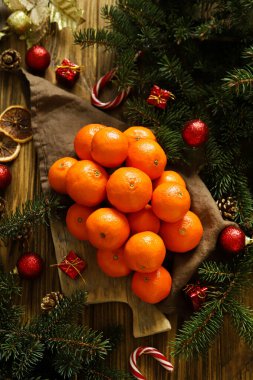 Noel Dekorasyonlu Taze Mandalina