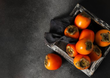 Karanlık Arkaplanda Kırsal Ahşap Sandıkta Taze Hurmalar