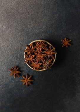 Kara desenli arkaplanda Tahta Kasede Star Anise