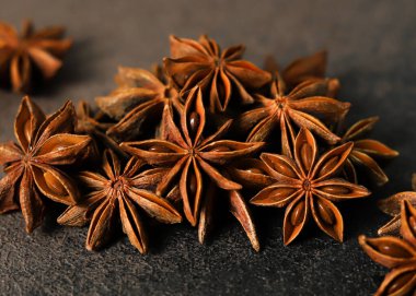 Karanlık Kırsal Yüzeyde Yıldız Anasonlu Kapsüller