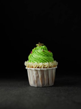 Karanlık Arkaplanda Noel ağacının dikey fotoğrafı.