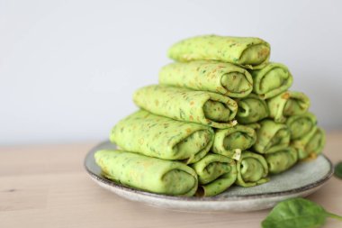 Ispanaklı krep, ince krep, yeşil krep, sağlıklı yemek, taze malzemeler, rulo krep, yığınla krep.