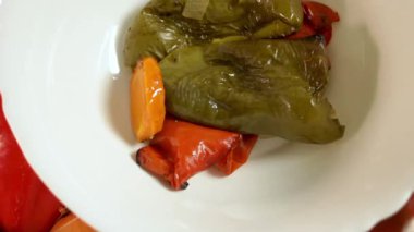 Cımbız renkli sebzeleri renkli desenli ve kontrastlı kâseye koyar. Renkli yiyecekler bitkisel berraklığın sembolü haline gelir. Renkli sebze kavramı yaşam tarzı seçimi olarak.