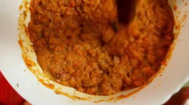 Kase şeklinde yayılmış, pürüzsüz dokuyu ve bitmiş yüzeyi gösteriyor. Cutter sebze pişirme işini tamamlıyor. Dikkatli karıştırma tekniğinin sonucu olarak pürüzsüz yapıştırıcı kavramı.