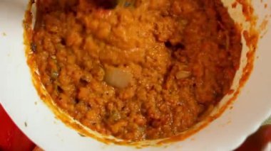 Renk derinliğini gösteren sebze ezmesi ve blender ile pürüzsüz bitiş. Işık yüzeyden yansıyor ve iştah açıcı yiyecekler gösteriyor. Sebze kavramı birleşim ritüelinin doruk noktası olarak yayıldı..