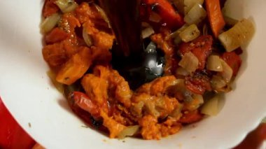 Kesici sebzelere dokunur, hareketleri ortaya çıkarır ve karıştırma işlemine başlar. Kızarmış sebze karışımı yayılmaya başlar. Kesici kavramı sebzeleri yaymak için bir araçtır.