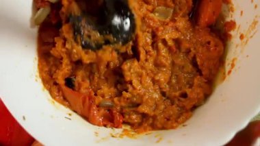 Sebzeler parçalanır, doku değişikliğini gösterir ve ritim karışır. Kesici dikkatle karışımı hareket ettirir. Mutfak dönüşümünde ana aşama olarak harmanlanma kavramı.