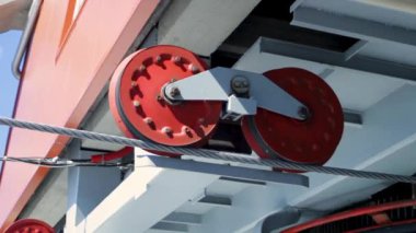 Asansör mekanizması çelik gerilimi ve sürdürülebilir hareketi gösteren temiz bir şekilde çalışır. Makara sistemi emisyonsuz yükselmeyi destekliyor. Eko-yükselme kavramı mühendislik sorumluluğu olarak kabul edilir.