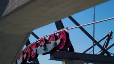 Çelik kablo makarada hareket eder, mekanik hassasiyet ve yükseklik desteğini gösterir. Bilezik dayanıklı gerilimle yapıyı koruyor. Dağ lojistiği kavramı tasarlanmış güvenilirlik kavramı.