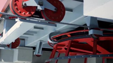 Kablo sistemi hareketi yönlendirir, yapısal ayrıntıları ve manzaranın hareketliliğini gösterir. Makara düzgün ritim ve seyahat desteğiyle dönüyor. Görünmez mimari olarak turizm altyapısı kavramı.