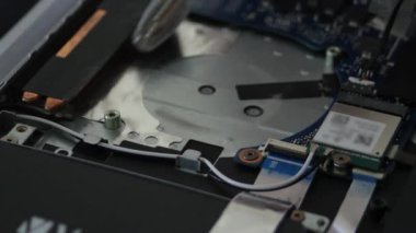 Dizüstü bilgisayar kontrolleri. Yumuşak fırça vantilatörün olduğu yerdeki tozu kaldırıyor. Bilgisayar parçalarının tozunu iyice temizleyin. Yüksek kaliteli FullHD görüntüler