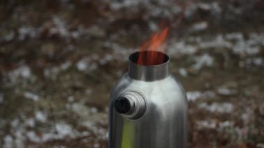 Çaydanlık. Kamp ısıtıcısı ile yanan su. Çaydanlıktan çıkan alevli diller. Yüksek kaliteli FullHD görüntüler