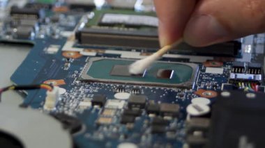 Alkole batırılmış pamuklu bezle işlemci kristalini temizlemek. Yüksek kaliteli FullHD görüntüler