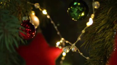 Noel ağacının güzel, parlak parıltısı gece çelenklerinden geliyor. Yüksek kaliteli FullHD görüntüler