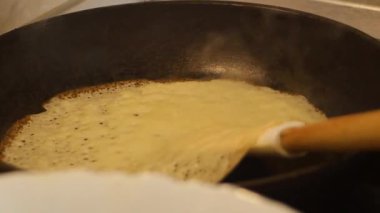 Gözlemeyi çevir. Keki fırından çiğ tarafa çevirmek için bir spatula kullanın. - Evet. Yüksek kaliteli FullHD görüntüler