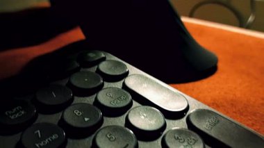 Klavye ve fare. Serbest Çalışanlar İçin Çalışma İstasyonu. Yuvarlak tuşlu siyah klavye, pürüzsüz kamera uçuşu. Yüksek kaliteli FullHD görüntüler