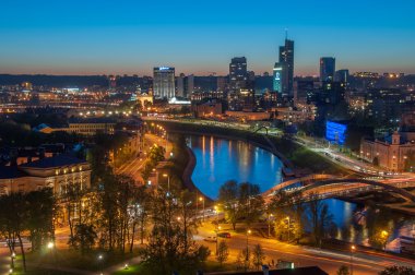 gece Vilnius Gediminas kalesi kalıntıları
