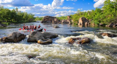 Pacuare Nehri, Kosta Rika - 15 Mayıs 2021: Rafting takımı, yaz ekstrem su sporları. Rafting teknesinde bir grup insan, nehirde güzel bir adrenalin gezisi..