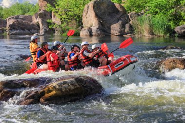 Pacuare Nehri, Kosta Rika - 15 Mayıs 2021: Rafting takımı, yaz ekstrem su sporları. Rafting teknesinde bir grup insan, nehirde güzel bir adrenalin gezisi..