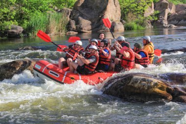 Pacuare Nehri, Kosta Rika - 15 Mayıs 2021: Rafting takımı, yaz ekstrem su sporları. Rafting teknesinde bir grup insan, nehirde güzel bir adrenalin gezisi..