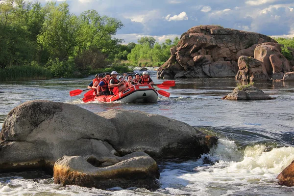 Pacuare Nehri, Kosta Rika - 15 Mayıs 2021: Rafting takımı, yaz ekstrem su sporları. Rafting teknesinde bir grup insan, nehirde güzel bir adrenalin gezisi..
