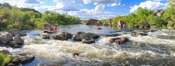 Pacuare Nehri, Kosta Rika - 15 Mayıs 2021: Rafting takımı, yaz ekstrem su sporları. Rafting teknesinde bir grup insan, nehirde güzel bir adrenalin gezisi. Panoramik görünüm
