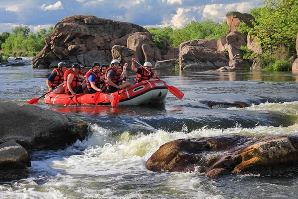 Pacuare Nehri, Kosta Rika - 15 Mayıs 2021: Rafting takımı, yaz ekstrem su sporları. Rafting teknesinde bir grup insan, nehirde güzel bir adrenalin gezisi..