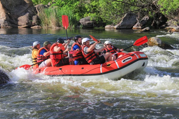 Pacuare Nehri, Kosta Rika - 15 Mayıs 2021: Rafting takımı, yaz ekstrem su sporları. Rafting teknesinde bir grup insan, nehirde güzel bir adrenalin gezisi..