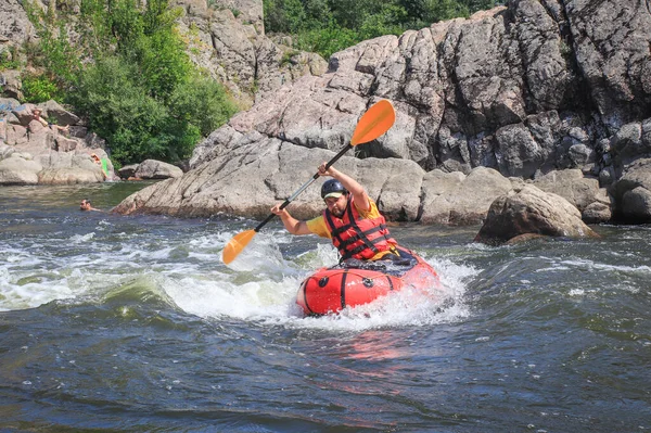 Hombre Remando Paquete Inflable Aguas Bravas Del Río Montaña Concepto —  Fotos de Stock