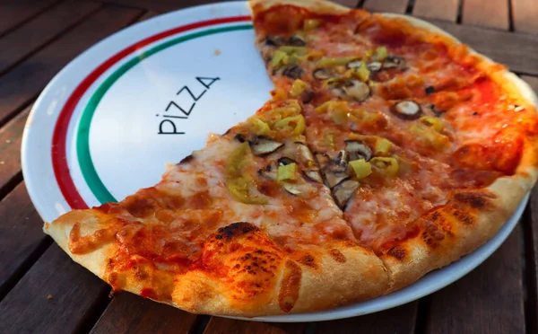 Mantarlı ve zeytinli pizza, yakın plan pizza, çıtır çıtır İtalyan pizzası, leziz yemek fotoğrafçılığı, malzemeli taze pizza..