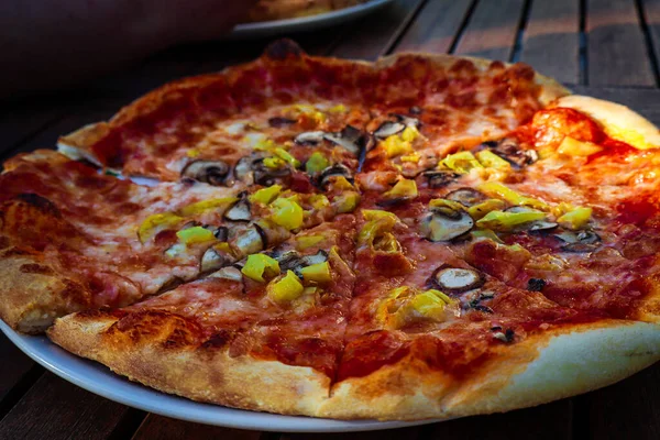 Mantarlı biberli pizza, yakın plan lezzetli pizza, çıtır çıtır İtalyan pizzası, erimiş peynir ve lezzetli malzemeler, pizza fotoğrafçılığı..