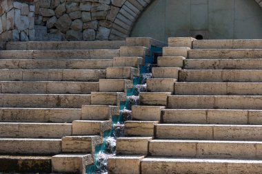 Taş merdiven, Stone bir su akıntısının ortasında alttan bakıyor..