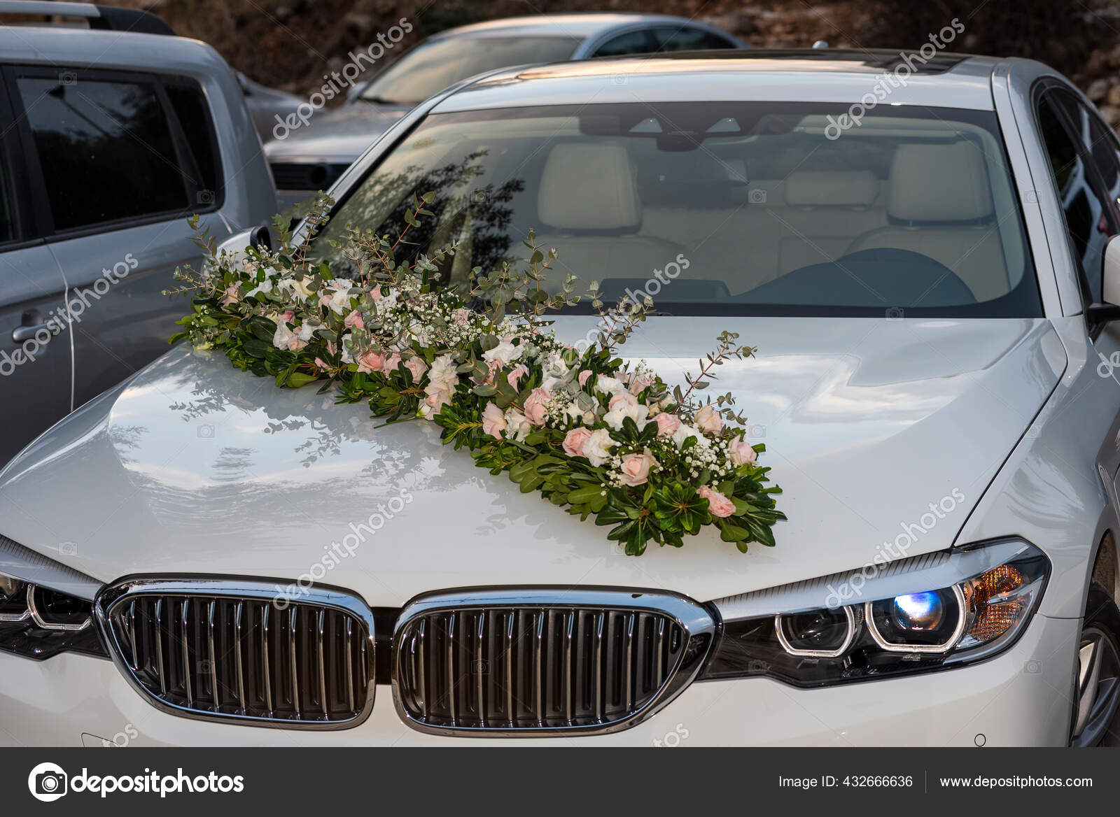 White Wedding Car Decorated Fresh Flowers Wedding Decorations