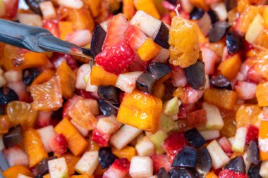 Taze meyve salatası arka planı, parlak ve renkli meyve salatası.