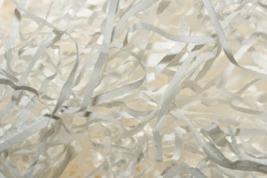 Kağıt kesiciden kağıt parçası.