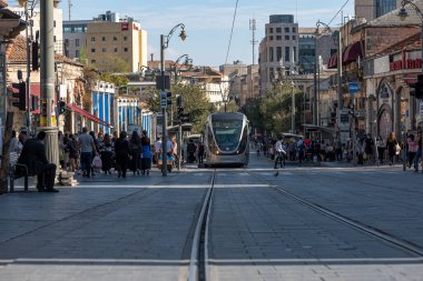 JERUSALEM, ISRAEL, 13.11.2020. Şehir merkezindeki tramvay, sokaklarda yayalar olan yeni teknoloji ulaşımı..