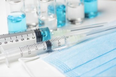 Aşı tüpü örnek bir resim, laboratuvarda analiz için biyolojik tüp ve Covid-19 enfeksiyonlu diyabet örneği ile birlikte. Şırıngalar, ampuller, covid-19 aşıları