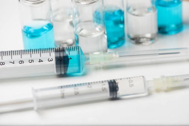 Aşı tüpü örnek bir resim, laboratuvarda analiz için biyolojik tüp ve Covid-19 enfeksiyonlu diyabet örneği ile birlikte. Şırıngalar, ampuller, covid-19 aşıları