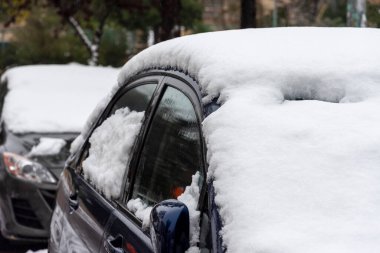 18 Şubat 2021 'de Kudüs, İsrail' de şiddetli kar yağışı sonrasında sokakta kar yağdı.